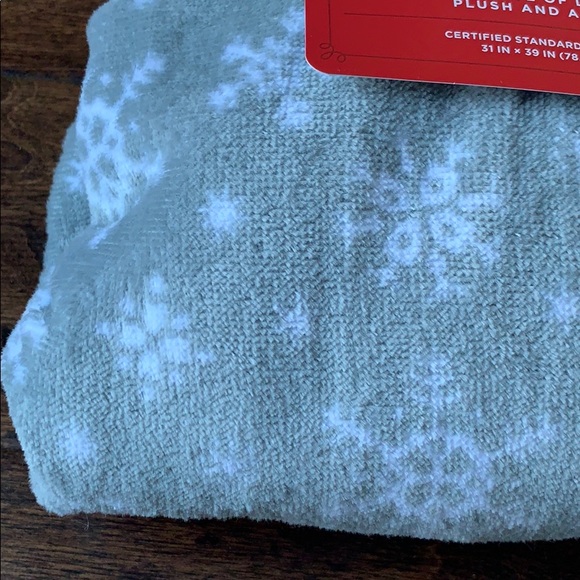 NWT Snowflake Print Shower Wrap - Picture 4 of 6